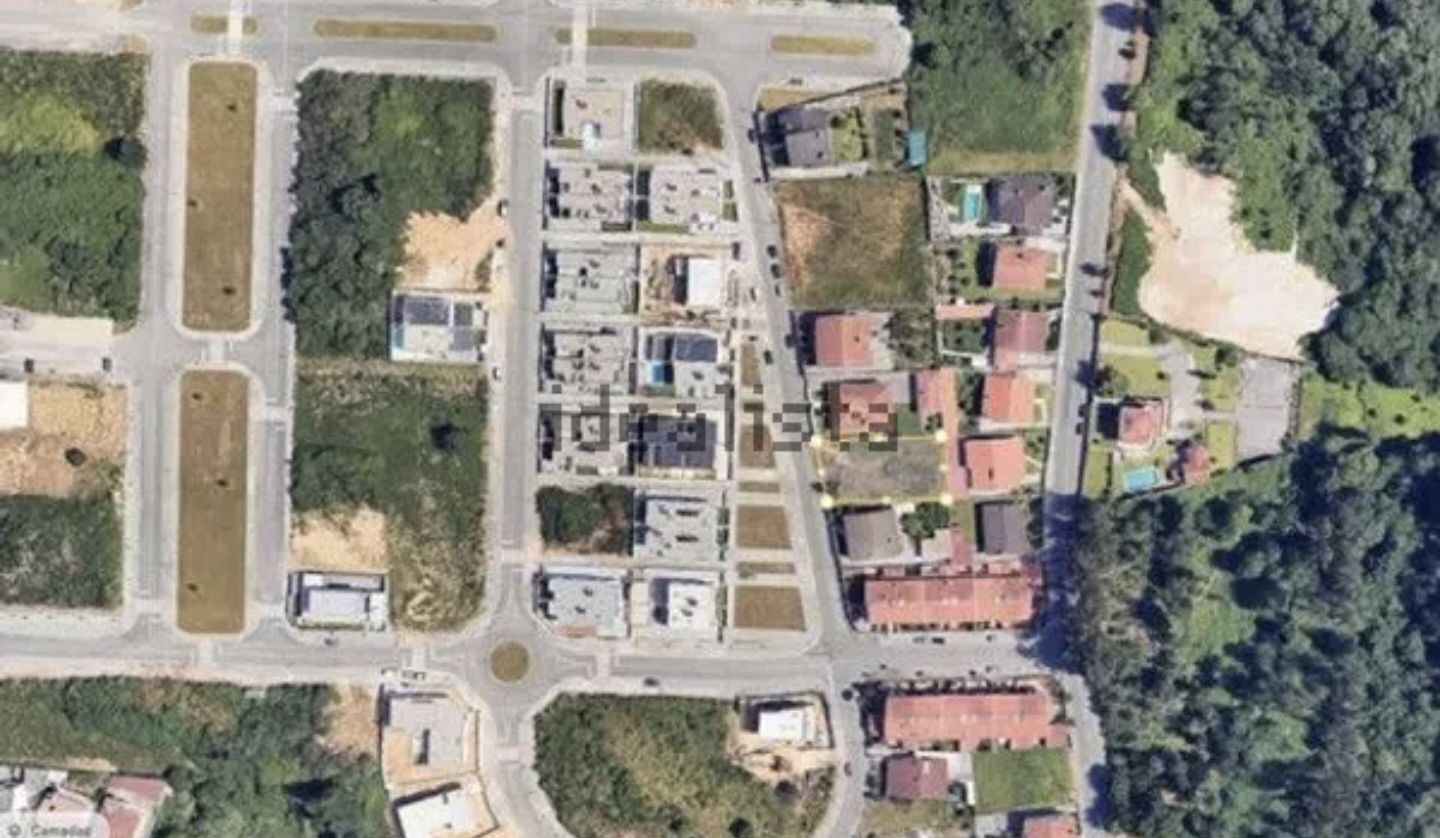 Vende-se terreno com licença de construção para moradia independente