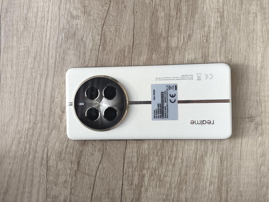 Telefon Realme 12 pro + 512GB złoty/beżowy, nadpęknieta szybka