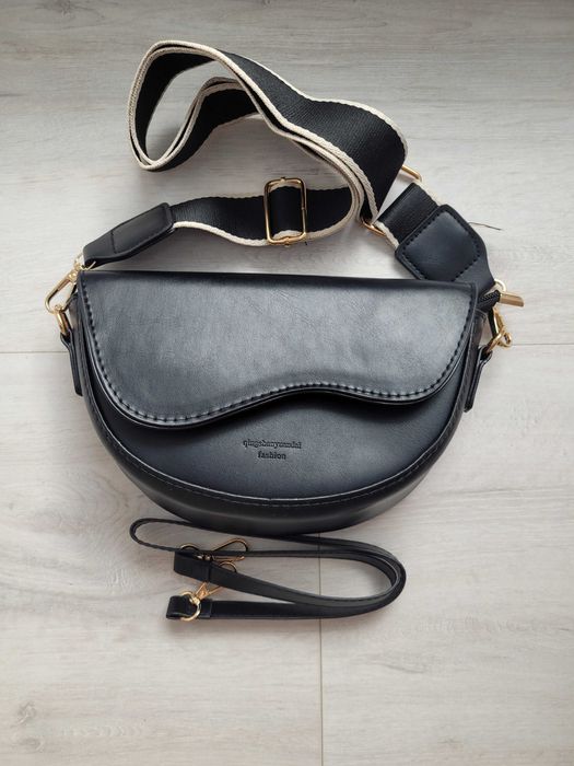 Czarna torebka nerka. Hit sezonu