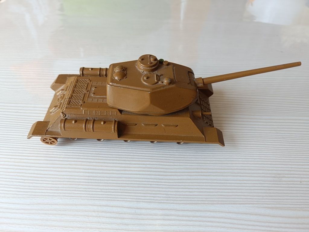 Модель танка Т-34, масштаб 1:43, металл, СССР.