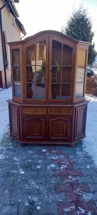 Witryna z komoda drwnian z podświetleniem