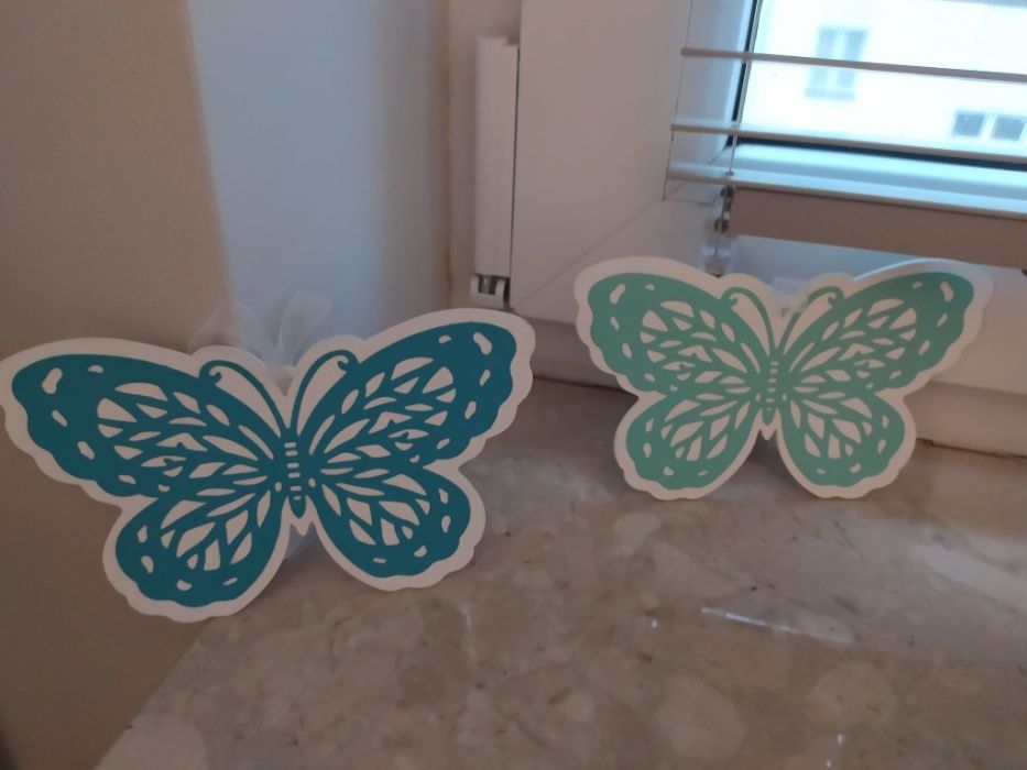 Sprzedam dwa nowe drewniane motylki – zawieszki