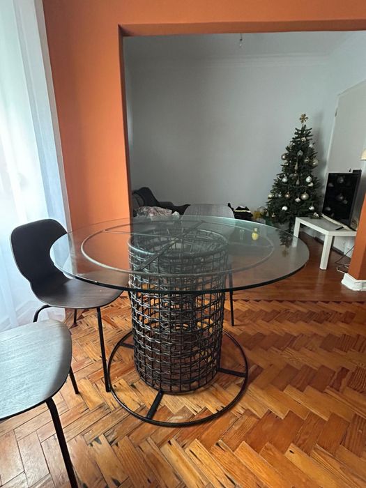 Mesa de vidro com cadeiras