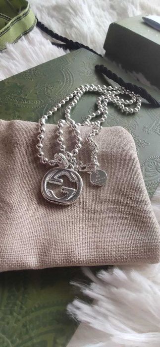 Підвіска Gucci з логотипом GG, елегантна дизайнерська прикраса