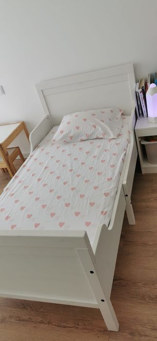 Cama extensível com colchão.