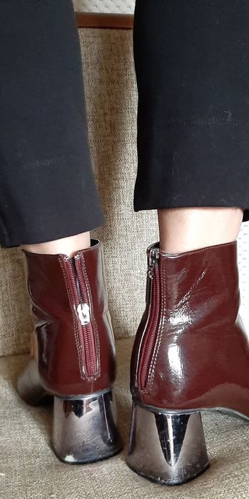 Bordowe,lakierowane botki ,srebrny obcas.