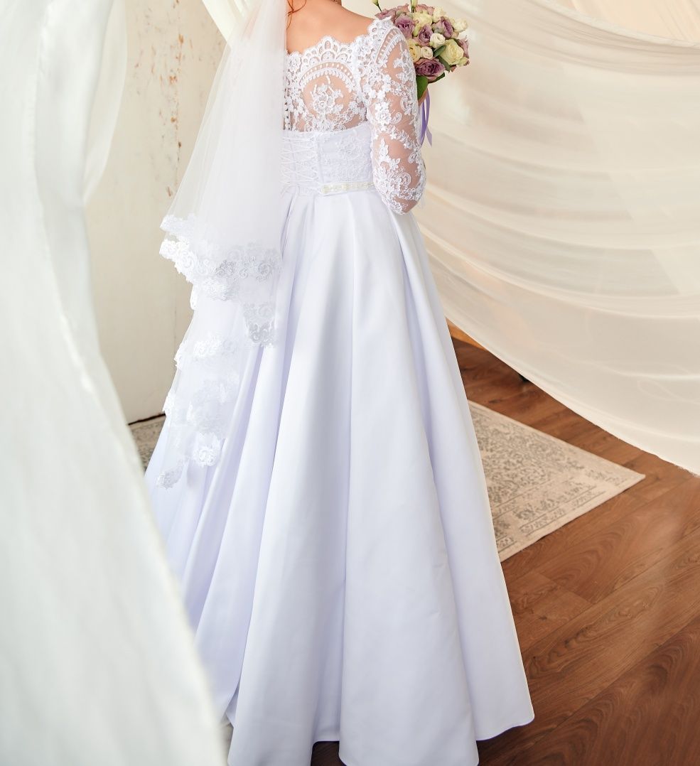 Атласна весільна сукня