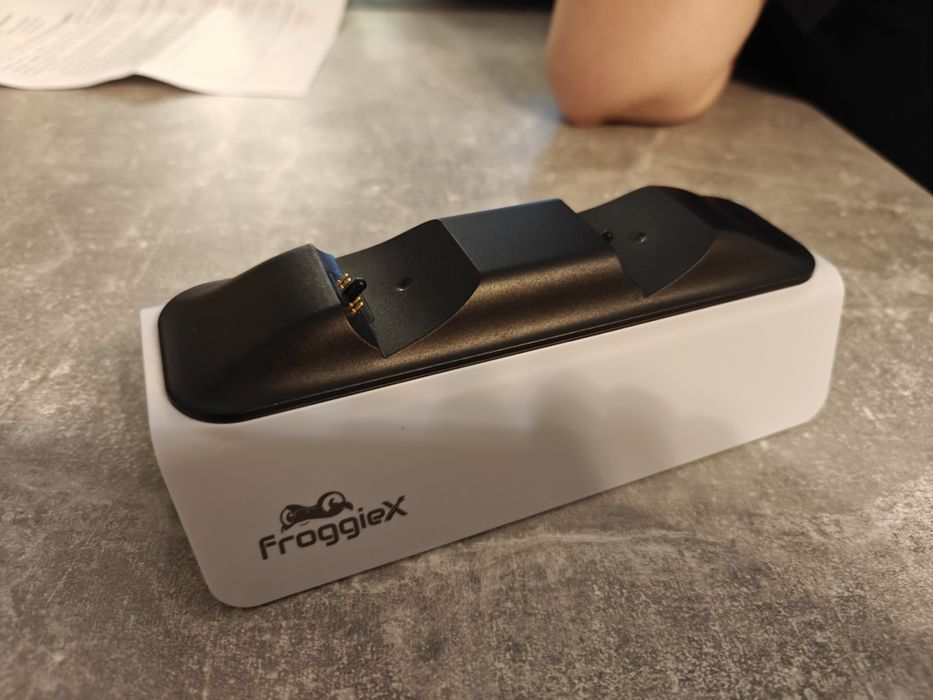 Froggiex stacja ładująca na 2 pady do ps5 stan idealny