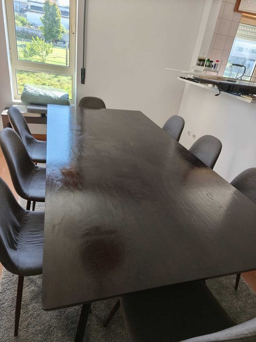 Mesa de jantar em madeira maciça