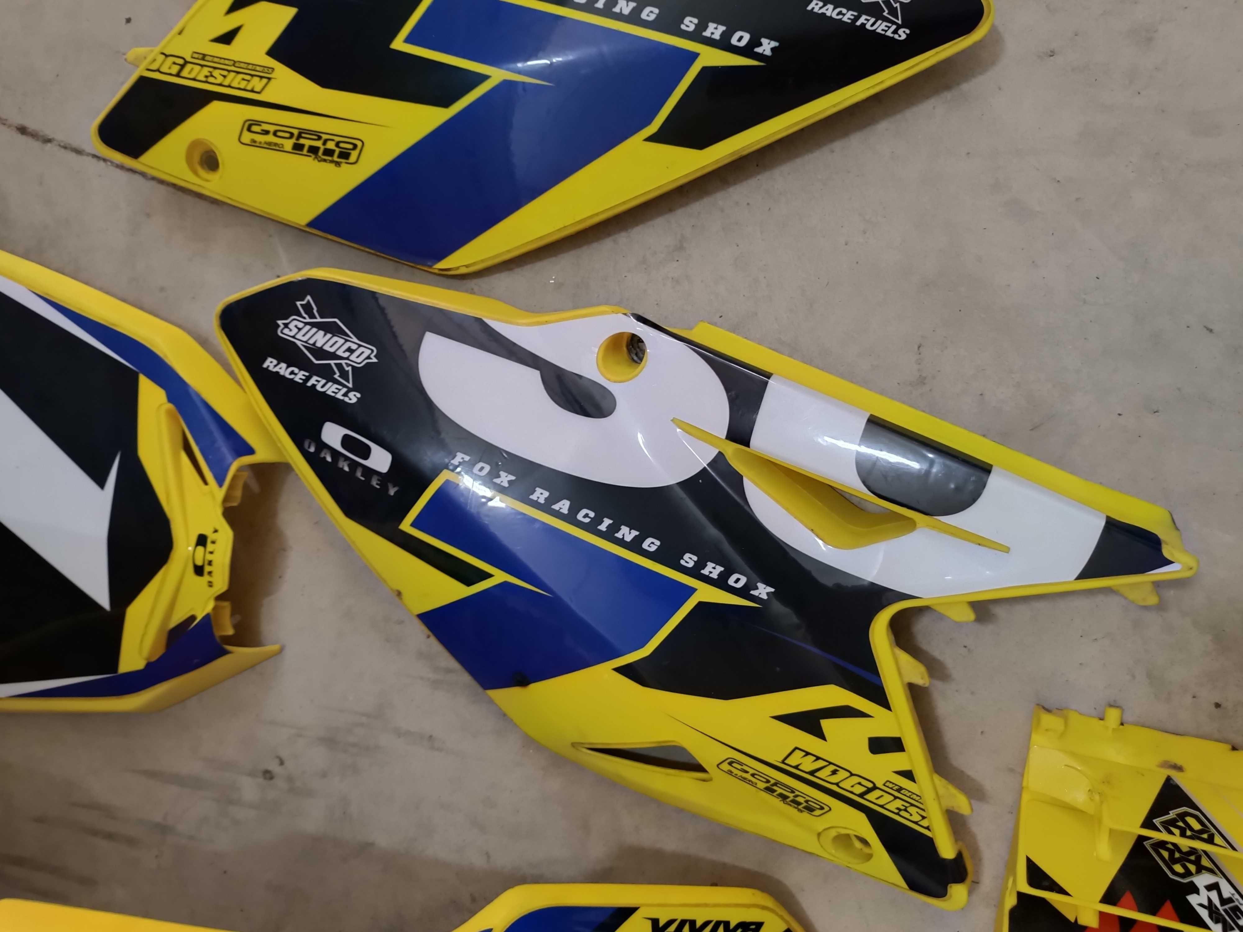Suzuki RMZ 450 kit plásticos originais com autocolantes