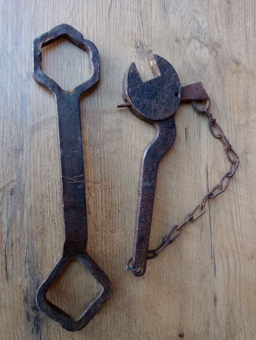 Zabytkowy klucz nastawny. Wyrób kowalski. Retro