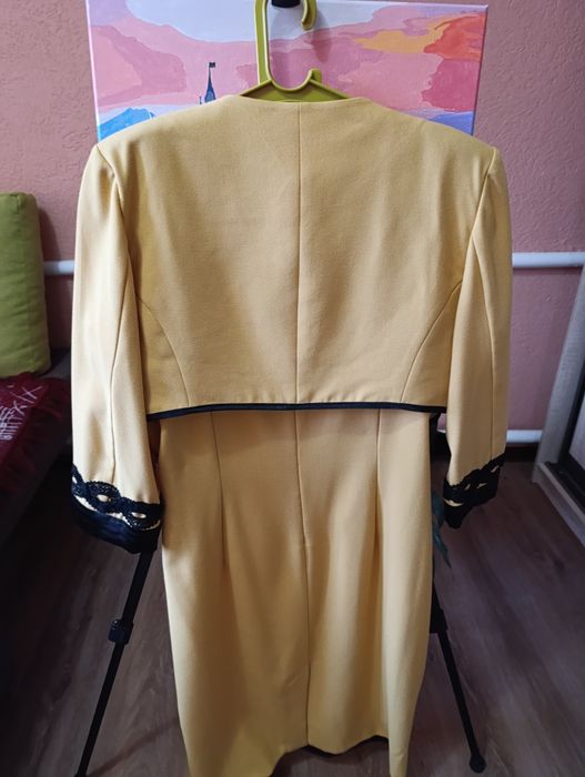 Жовта сукня з піджаком