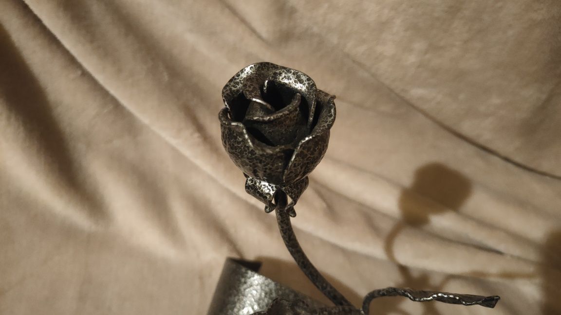 Instalacja prezent urodzinowy na urodziny rocznicę 80 lat róża z różą