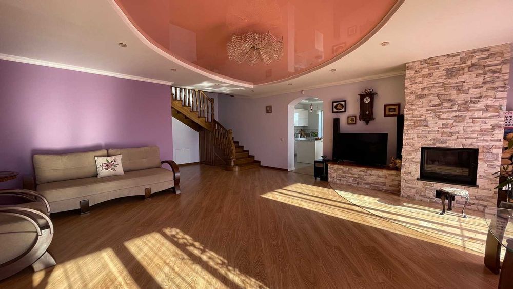 Продається будинок з ділянкою,банею. Зручна локація.