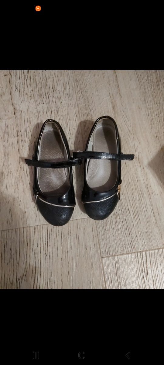Pantofle czarne.