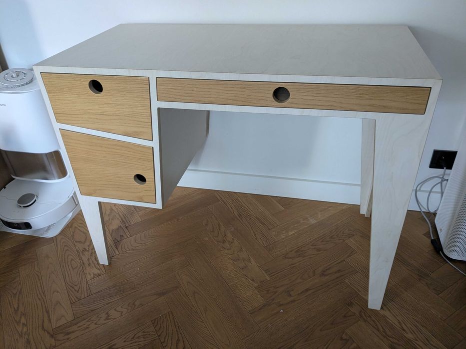 Minimalistyczne biurko – stan bardzo dobry