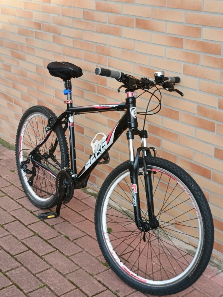 Bicicleta BERG Trail rock -  c/suspensão e 8 mudanças