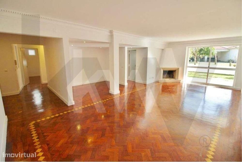 Nova Oeiras - Apartamento T4 com um espaçoso jardim privativo e estaci