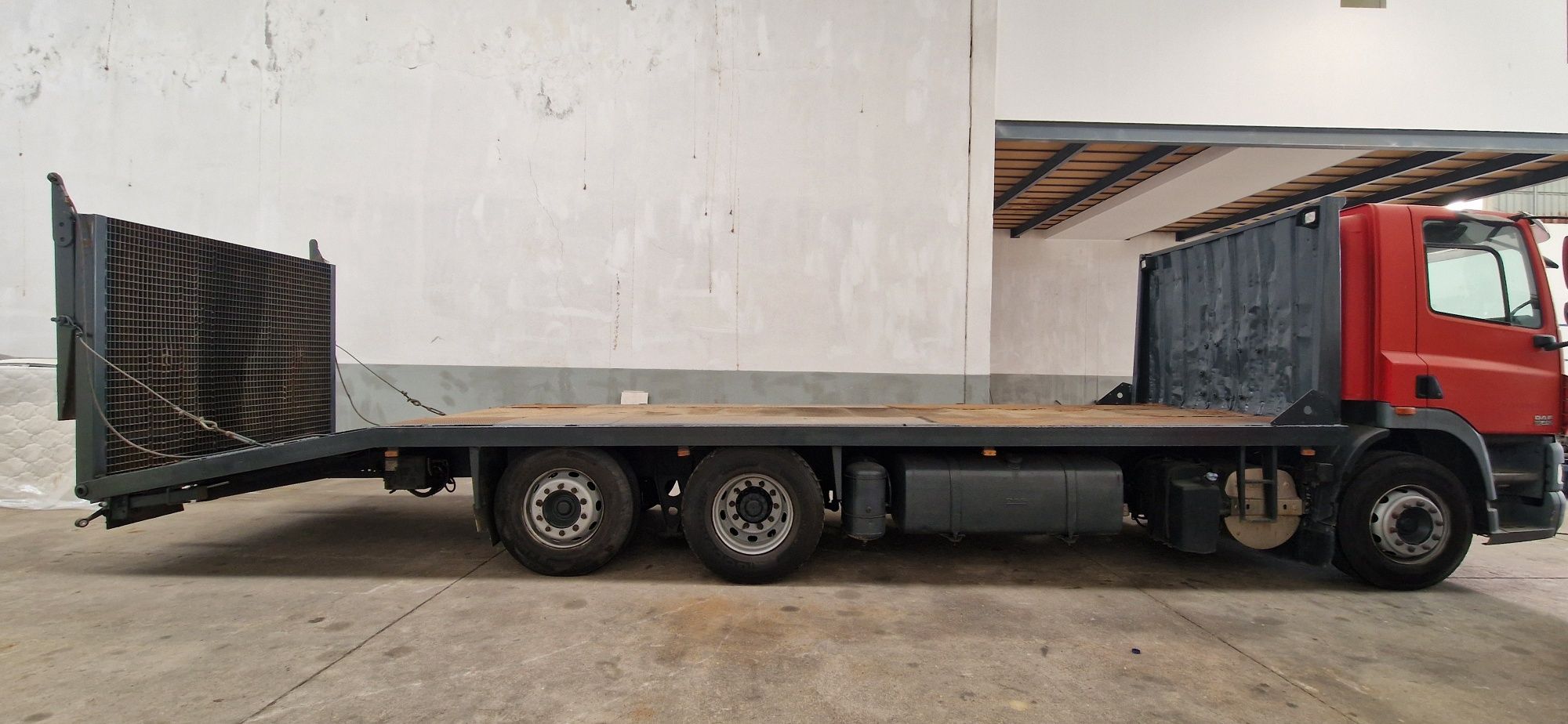 Camiao daf porta maquinas 26ton