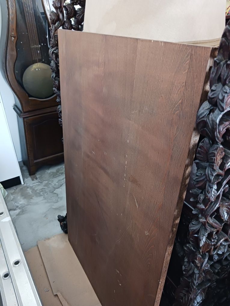 Mesa de sala de jantar em castanho