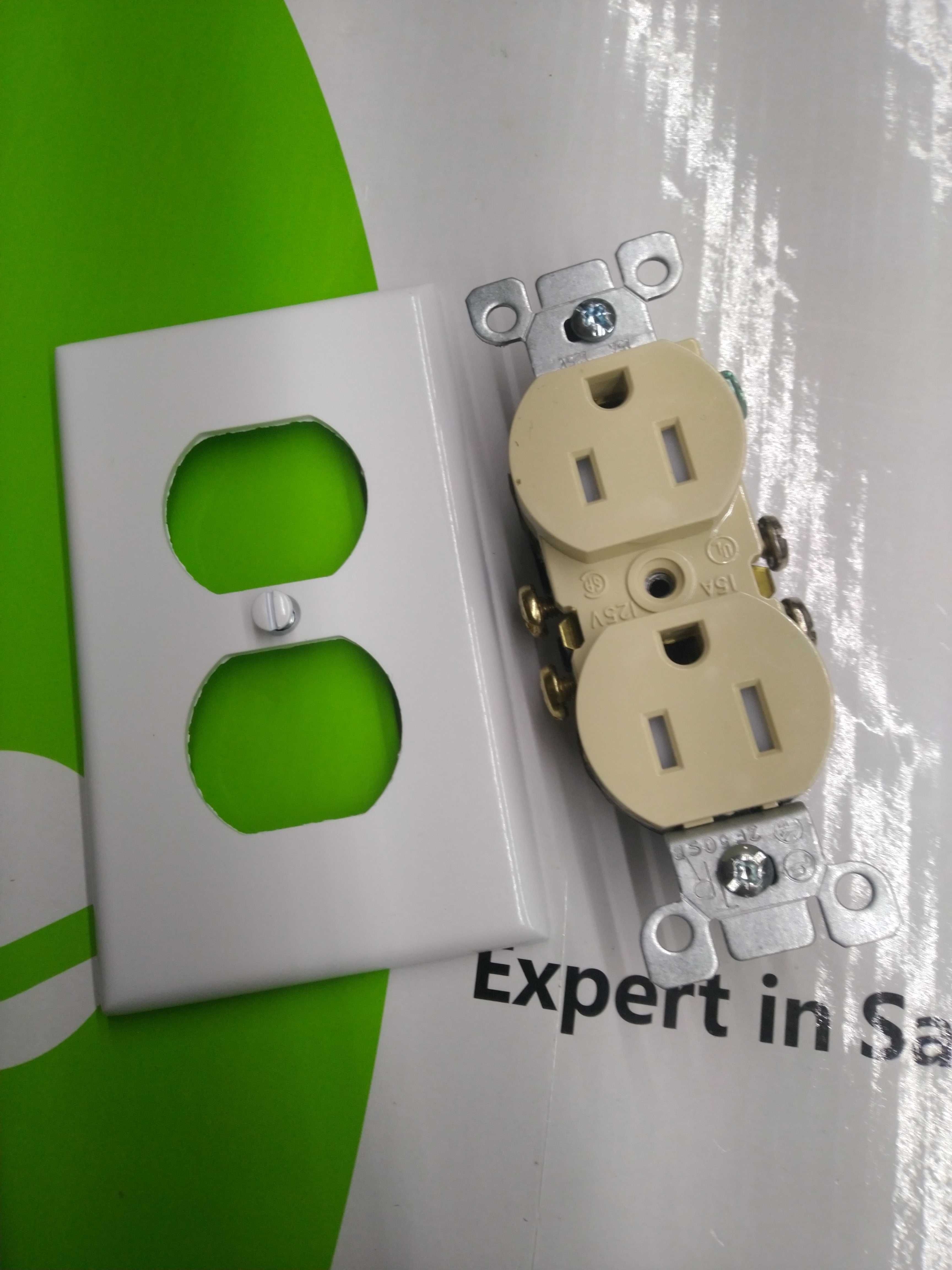Американская розетка NEMA 5-15 Leviton 125V 15A