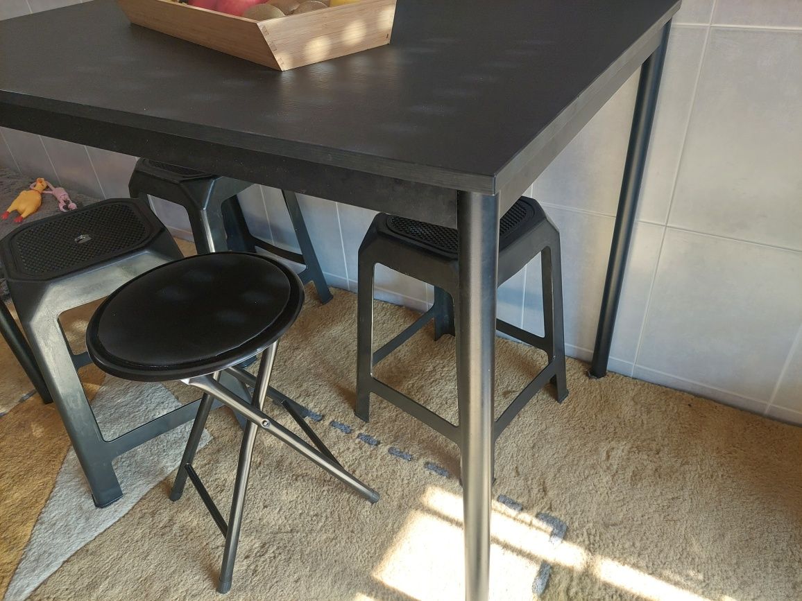 Mesa de refeições em madeira moderna e atual com pernas em aluminio a