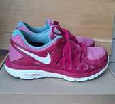 Кросівки жіночі Nike р40