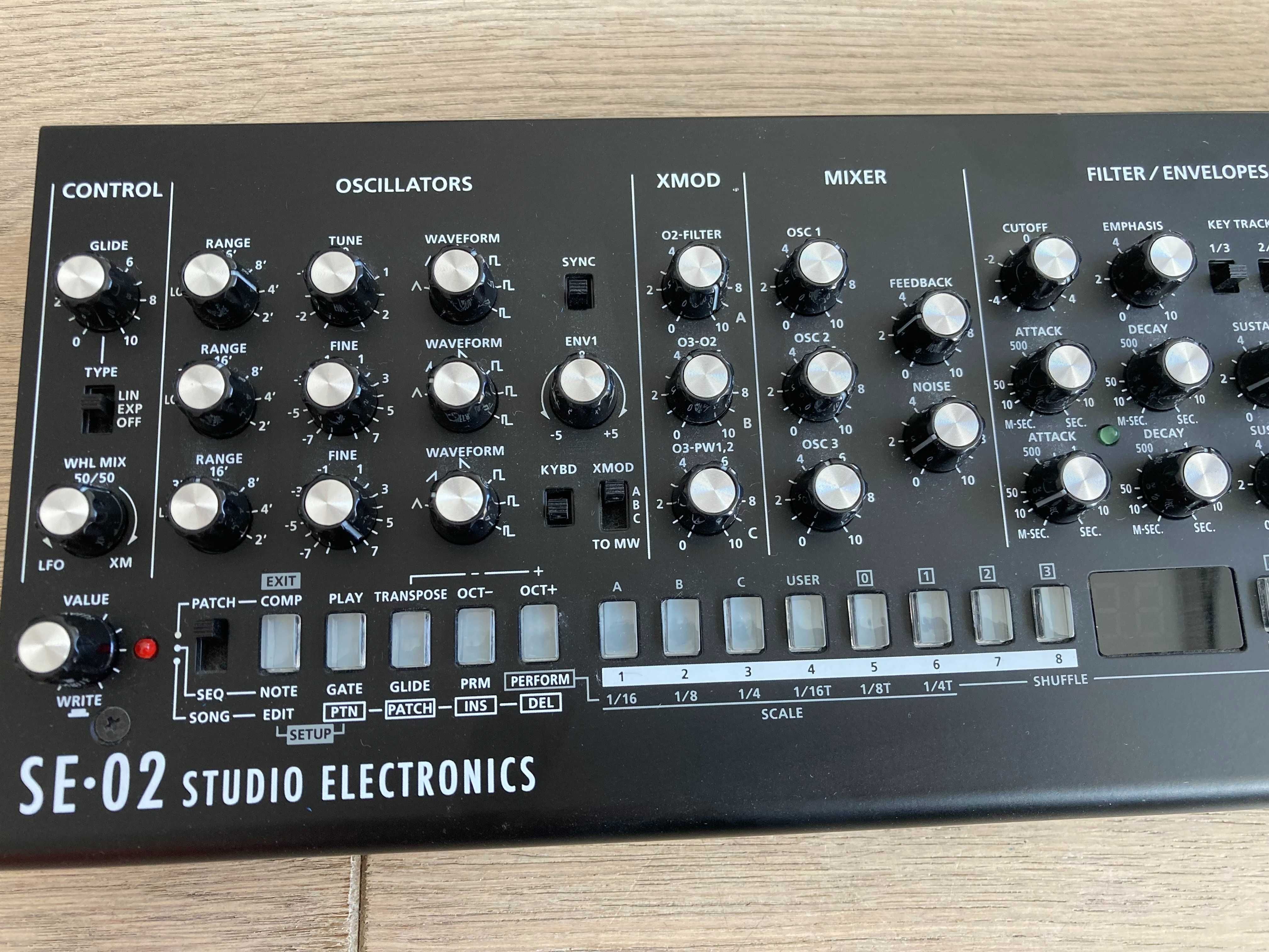 Syntezator analogowy Roland SE-02