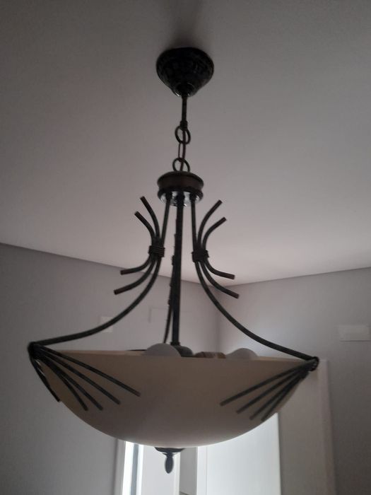 Ilumine seu Quarto com Estilo! Candeeiro em Ótimo Estado à Venda!