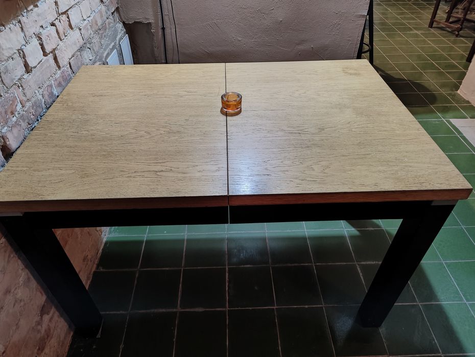 4 Stoły rozkładane z krzesłami