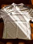 Футболка бренду adidas.