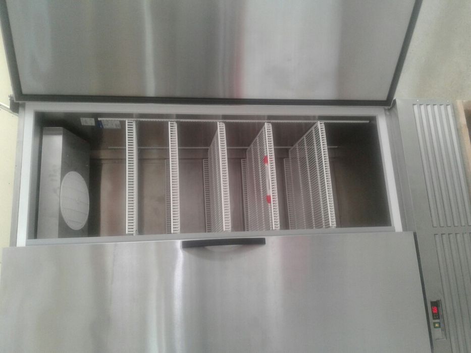 Шафа  шкаф холодильний універсальний регали горки .  морозилки бонети