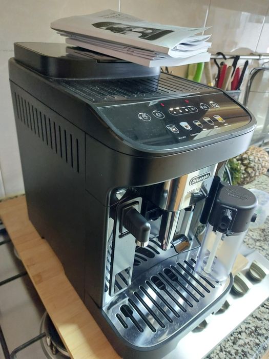 Máquina de café delonghi magnifica evo ECAM290.61.b usada