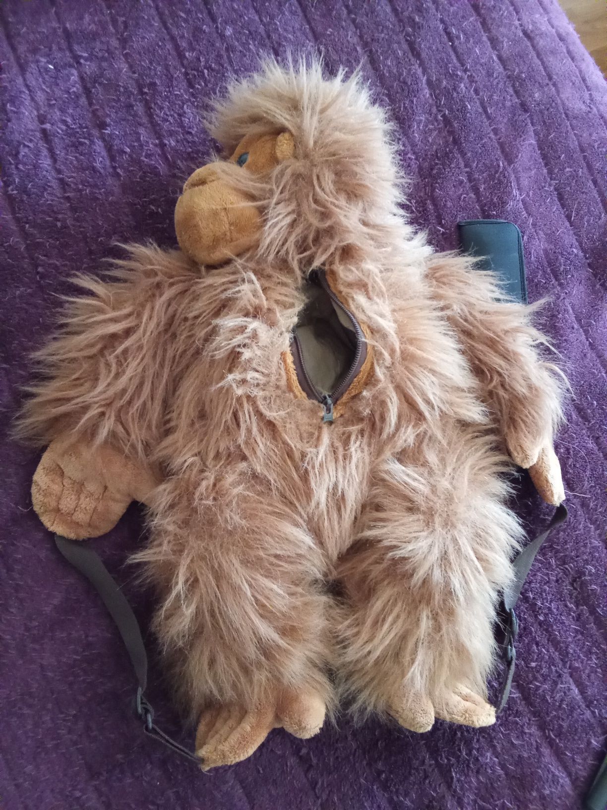 Mochila peluche para adultos/jovens em formato de macaquinho