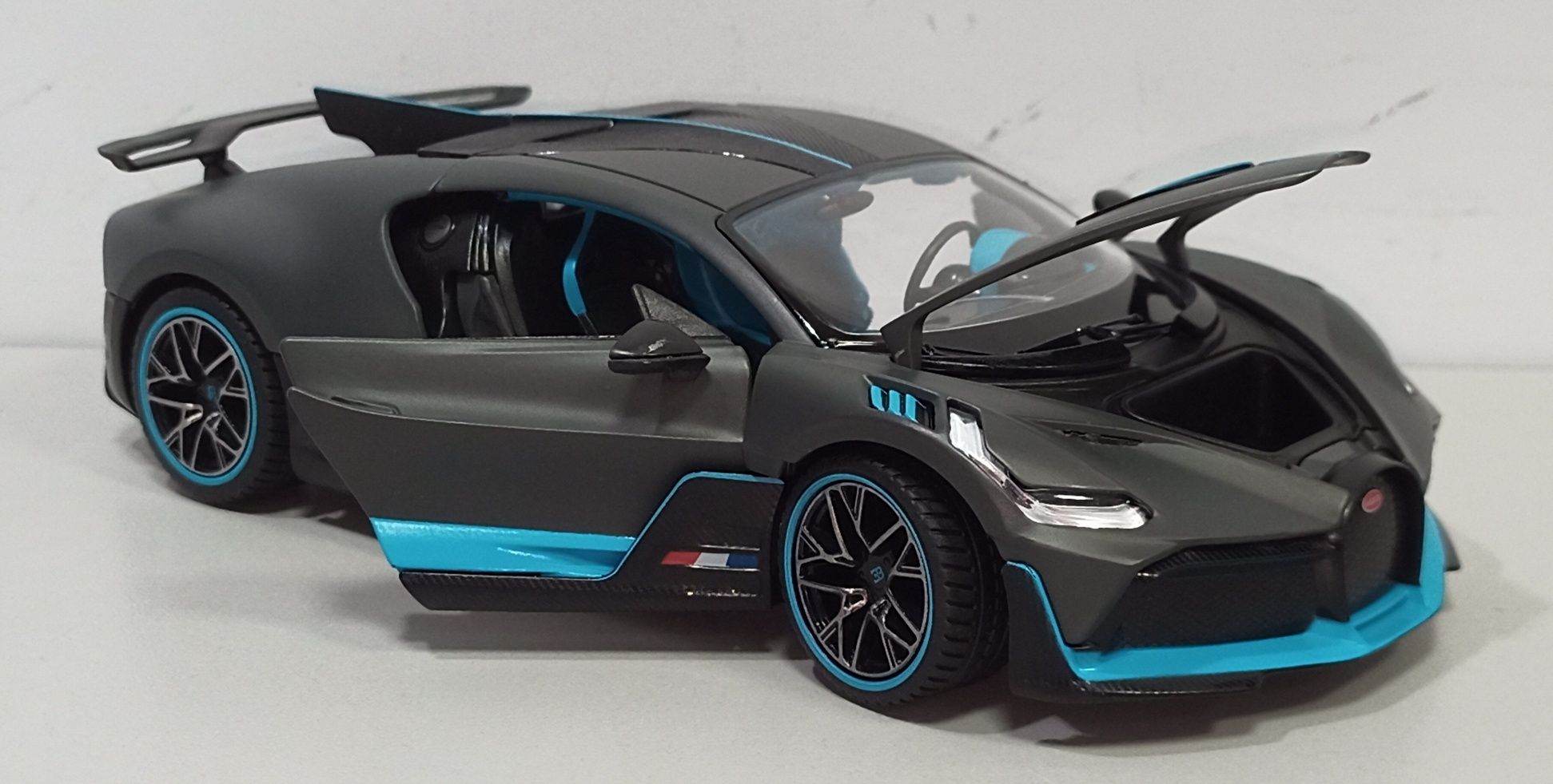 Bugatti Divo металлическая модель 1:24 RASTAR