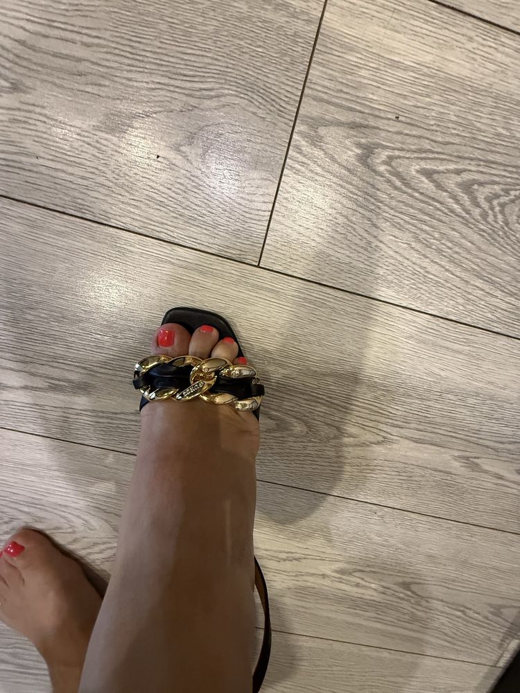 Продам босоніжки Guess