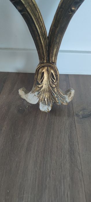 Mesa de apoio dourada com tampo de mármore