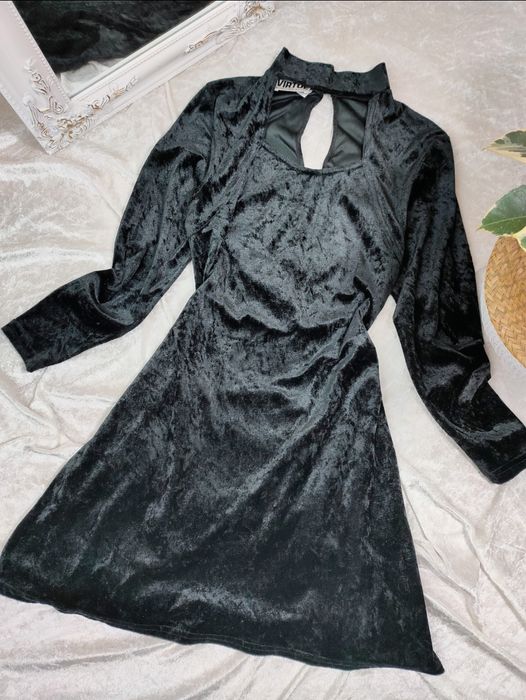 Платье велюровое с чокером