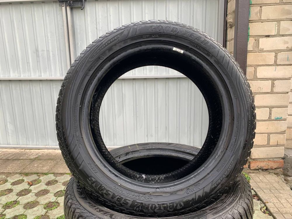 Продам резину 235/50 R18 Goodyear vector 4 seasons зима