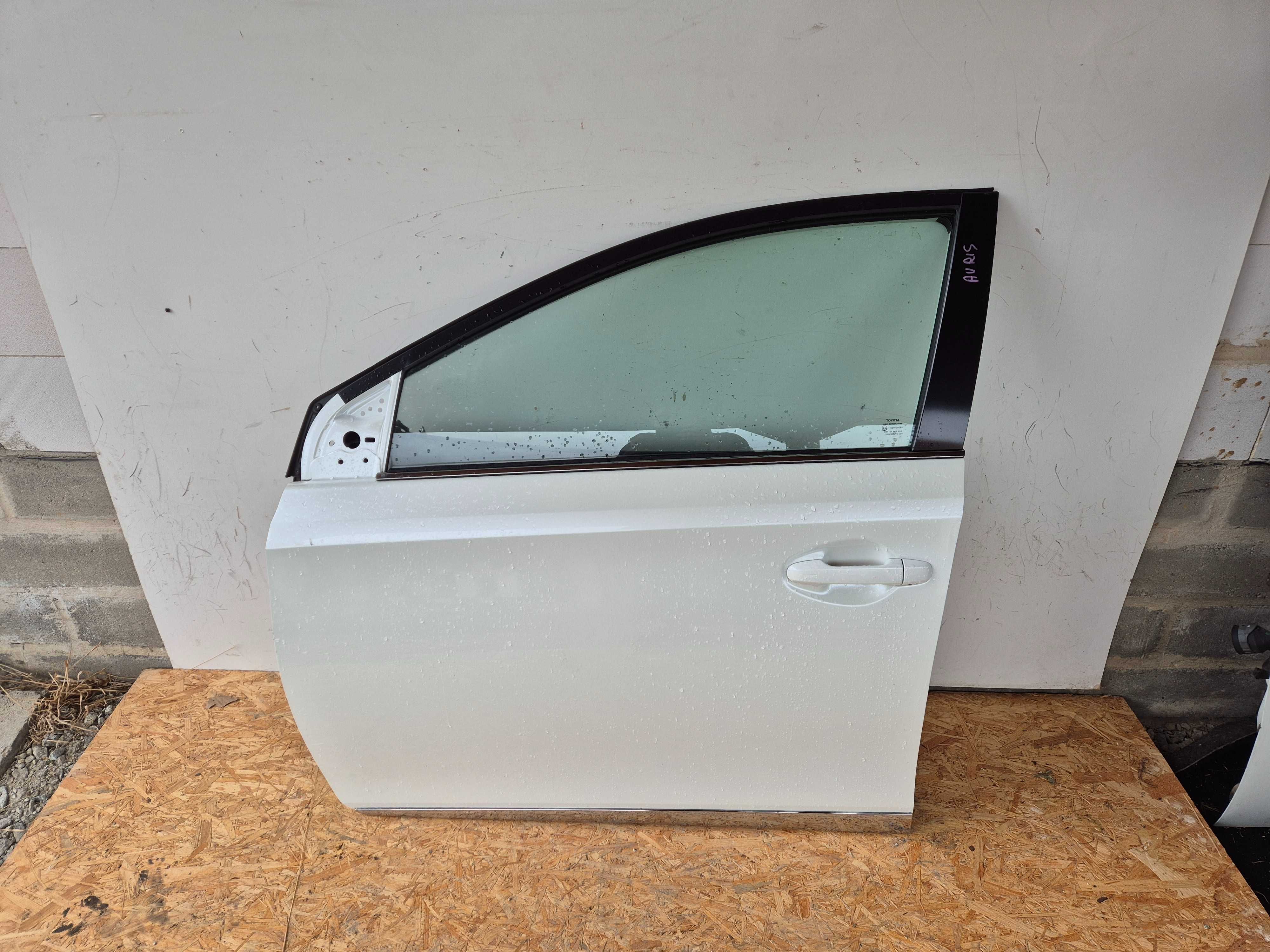 Toyota Auris II drzwi lewe przednie przód 070.