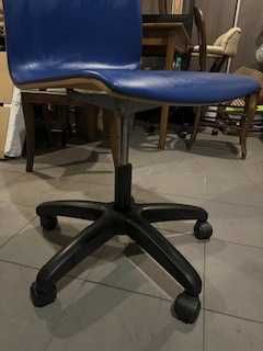 Cadeira de escritório com rodas em pele azul