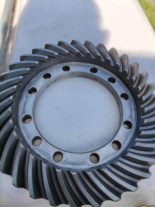 Wałek atakujący z kołem talerzowym przedniego napędu do MF