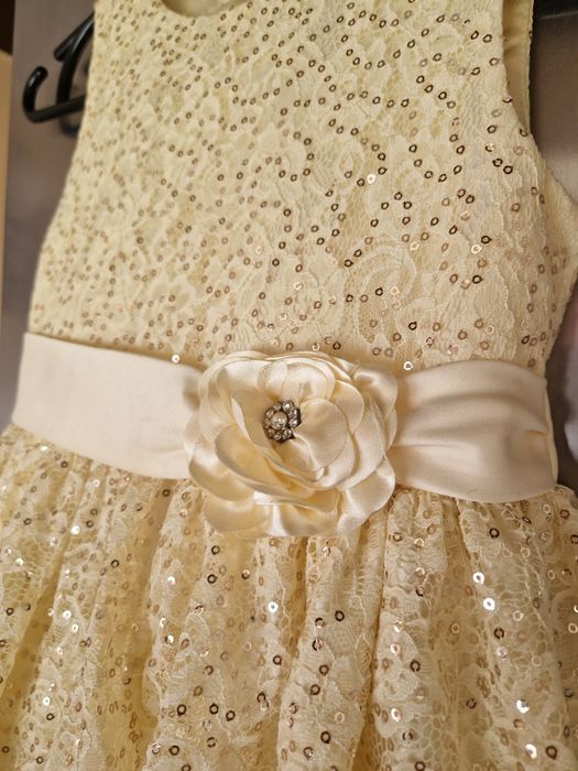 Плаття в паєтках з двома вшитими під'юбниками. 6-8 років