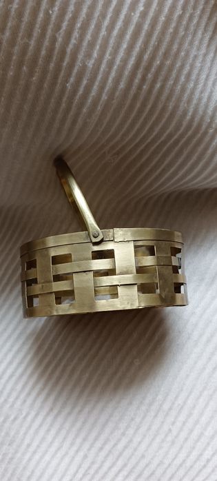 Pequena cesta oval em latão da primeira metade do século XX