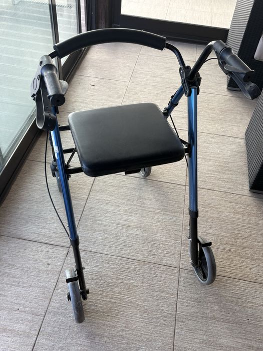 Andarilho de 4 rodas MOBICLINIC