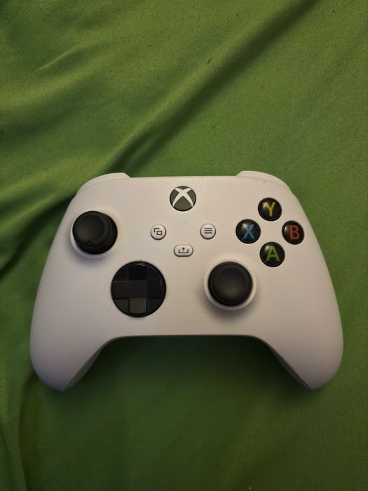 Xbox one s 1TB + pad + gta v