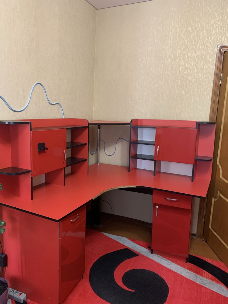 Письмовий стіл в гарному стані