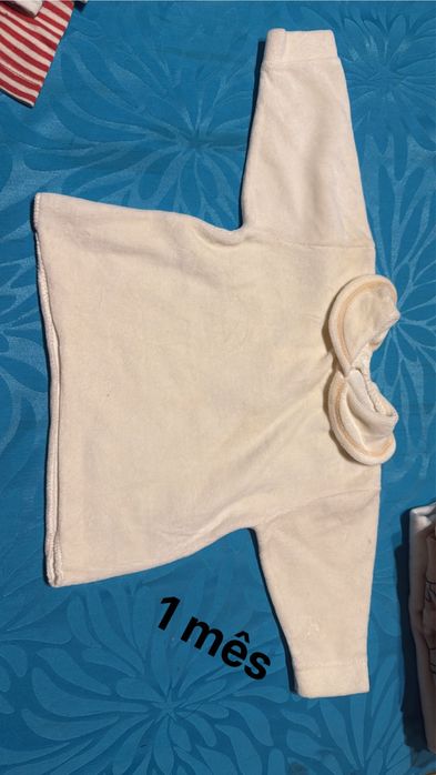 Várias camisolas de bebé