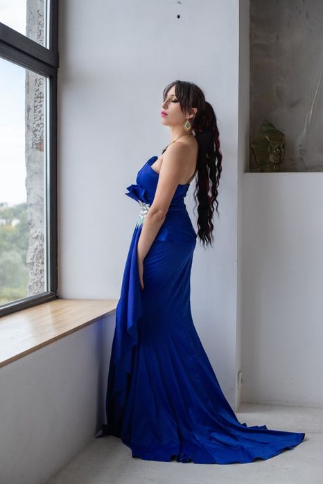 Оренда вечірньої сукні королівського синього кольору ( розмір S)