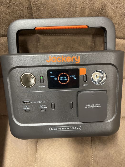 Зарядна станція Jackery 300 plus